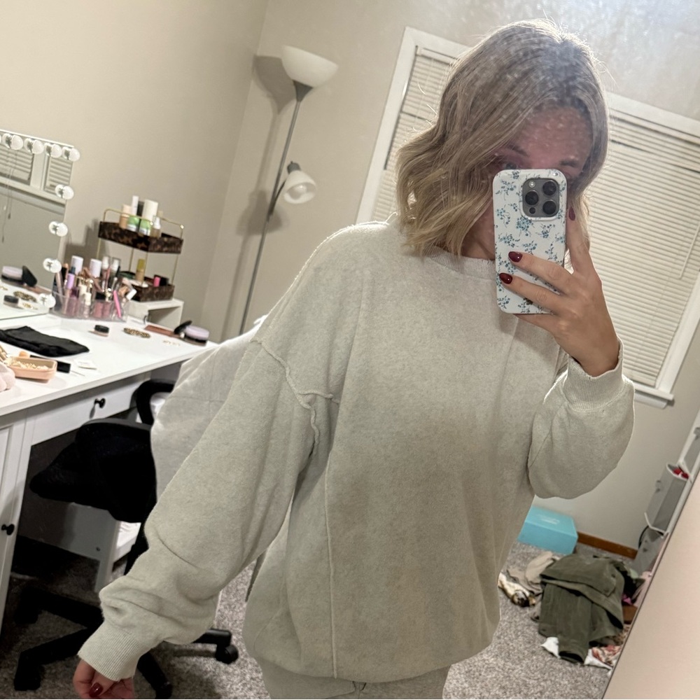 Aerie Women's Light Gray Sweatshirt - Picture 4 of 4